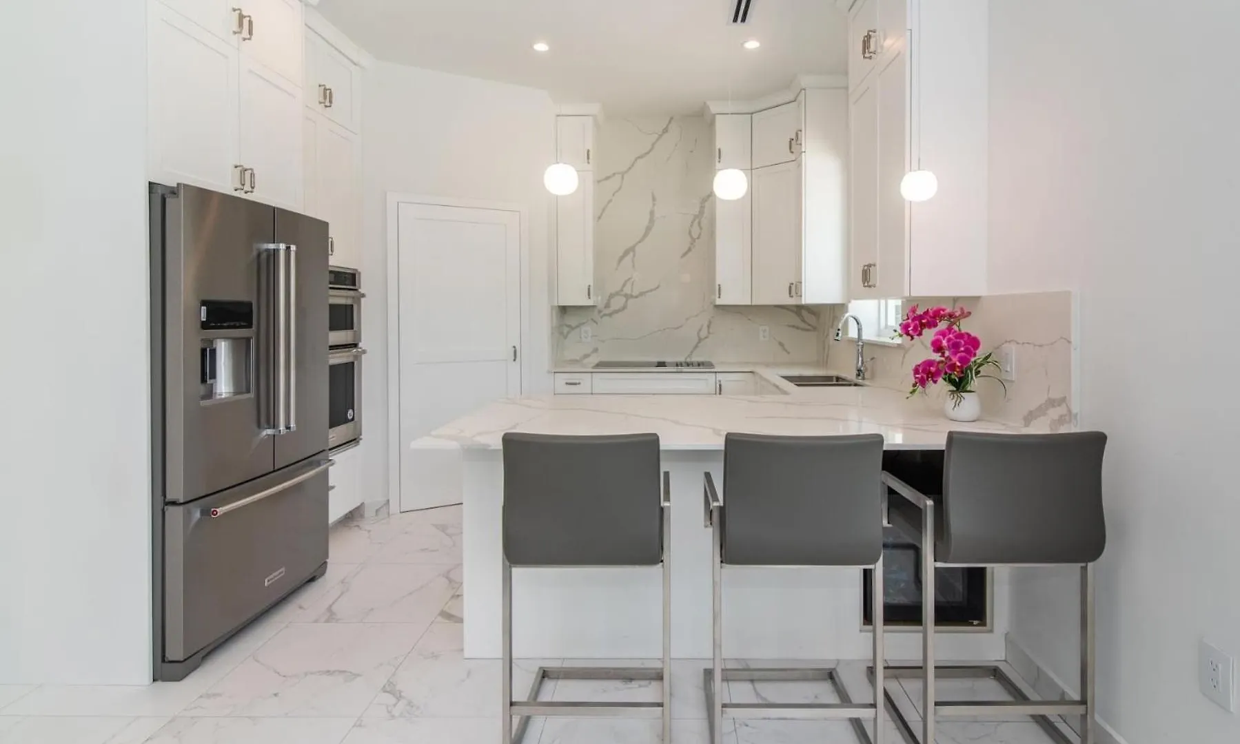 Luxurious 4 Bedroom Home On Seven Mile Corridor In The Heart Of Cayman With A Private Pool Dog City Villa