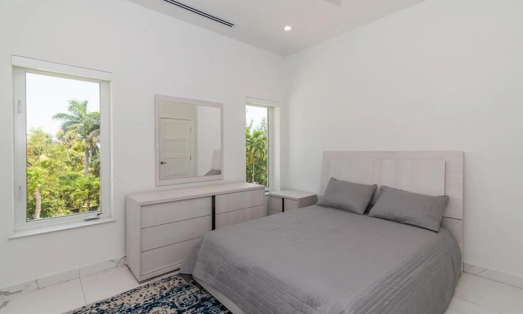 Luxurious 4 Bedroom Home On Seven Mile Corridor In The Heart Of Cayman With A Private Pool Dog City 0*, Seven Mile Beach