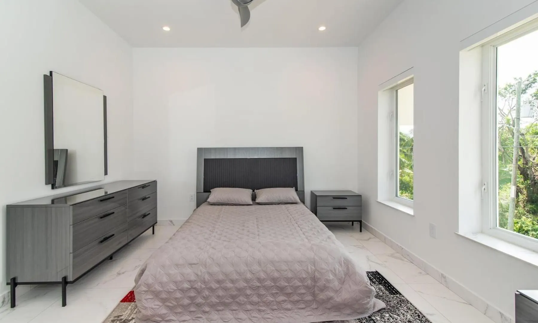 Villa Luxurious 4 Bedroom Home On Seven Mile Corridor In The Heart Of Cayman With A Private Pool Dog City
