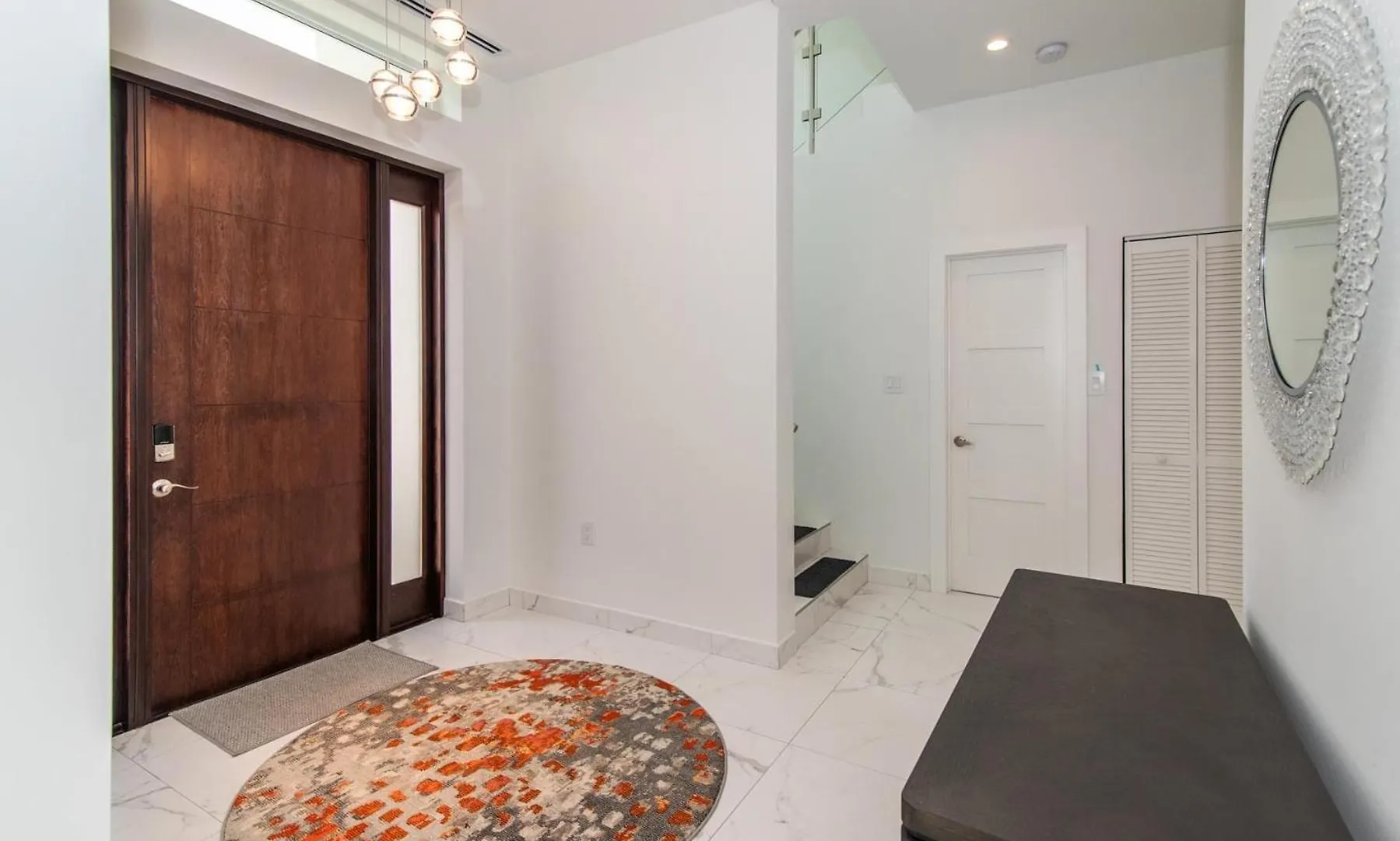 Villa Luxurious 4 Bedroom Home On Seven Mile Corridor In The Heart Of Cayman With A Private Pool Dog City